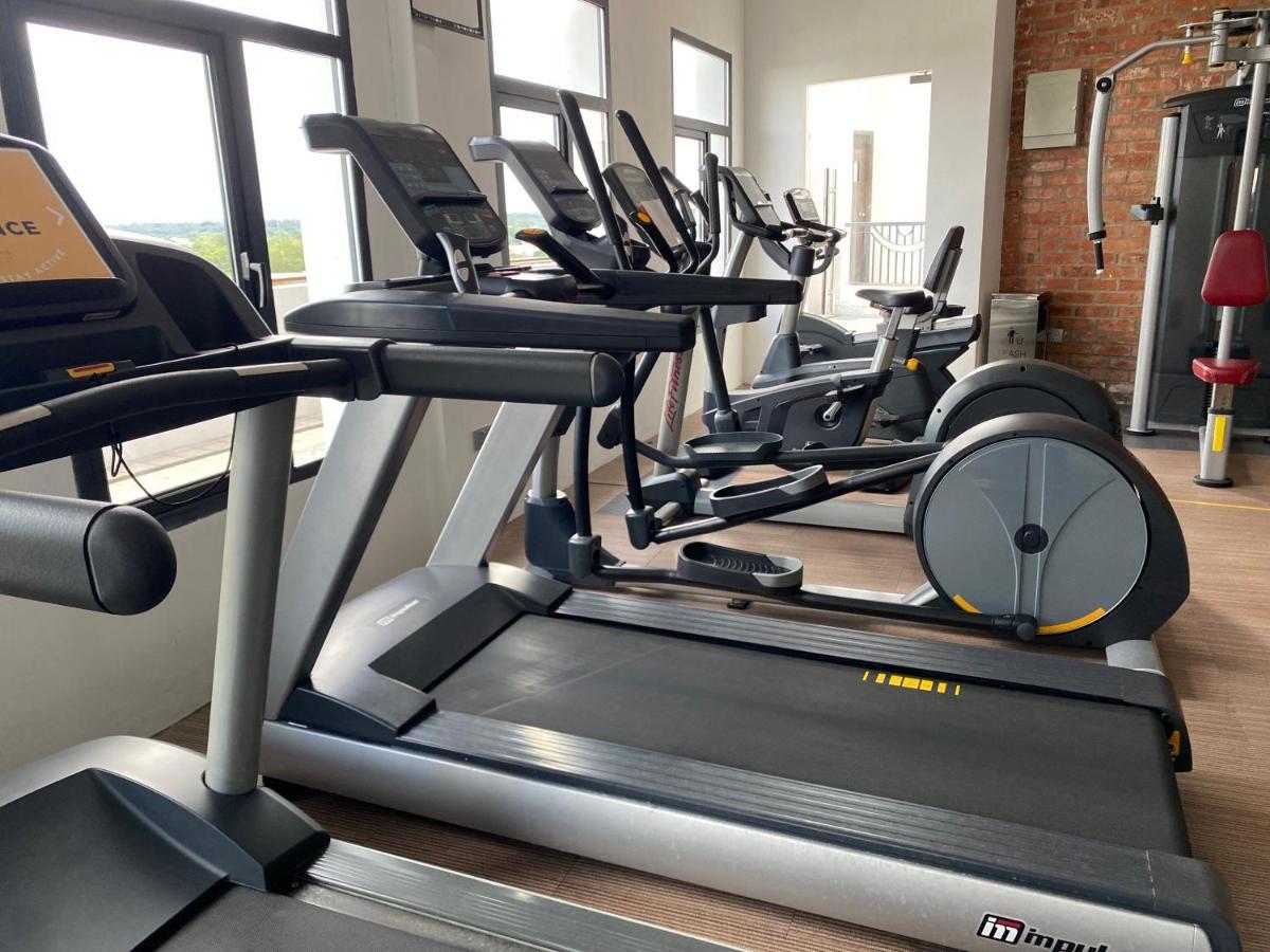 The Lanes Hotel Tutong Екстер'єр фото