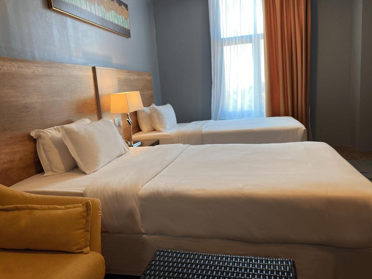 The Lanes Hotel Tutong Екстер'єр фото