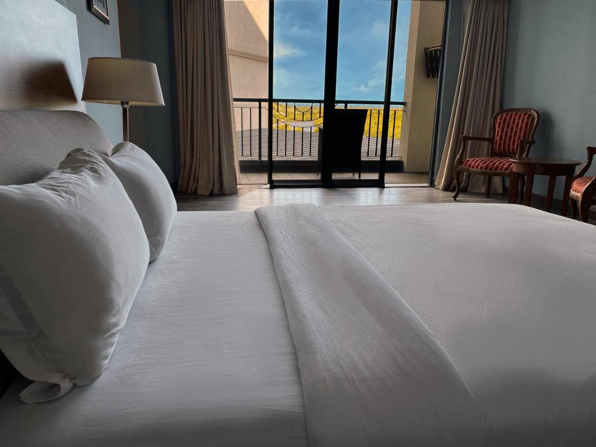 The Lanes Hotel Tutong Екстер'єр фото