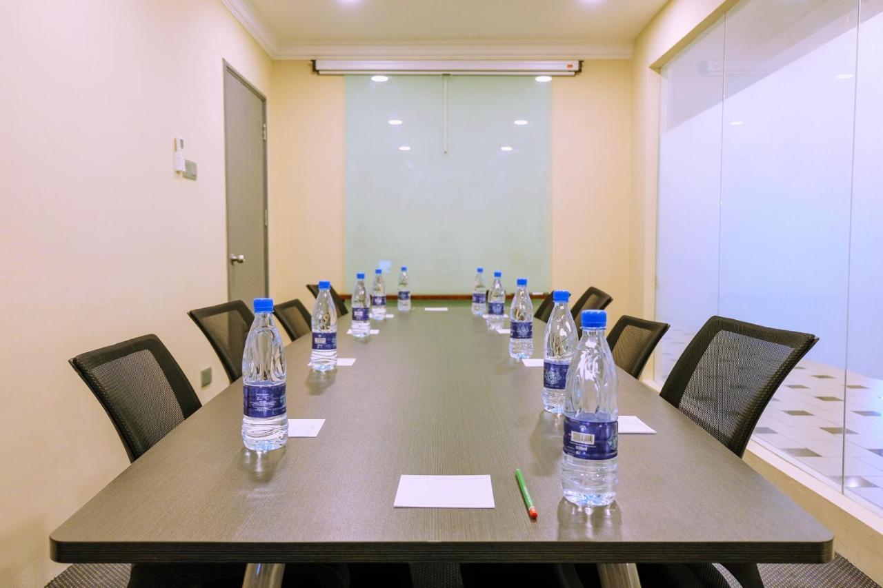 The Lanes Hotel Tutong Екстер'єр фото